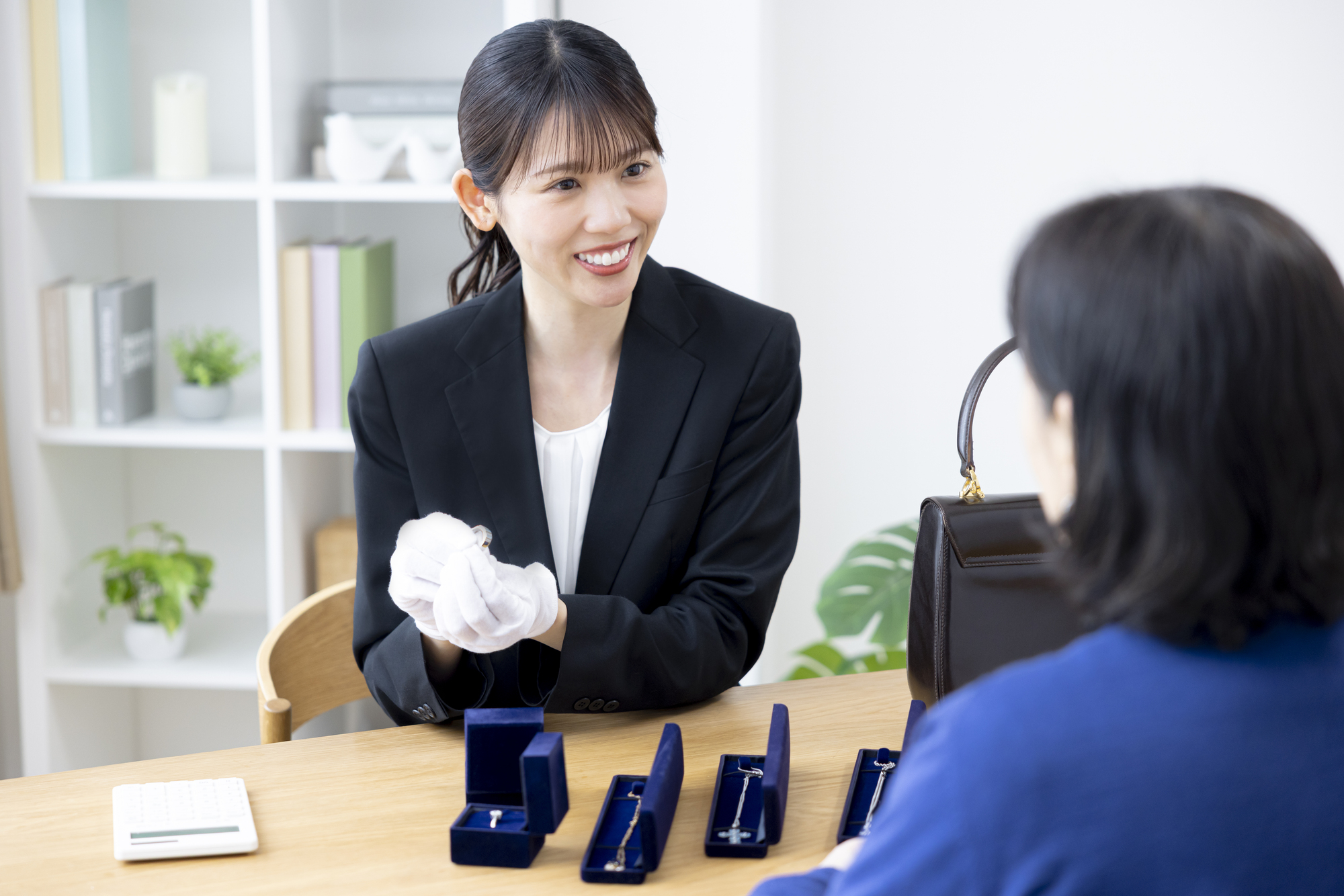 リユース事業における貴金属の査定