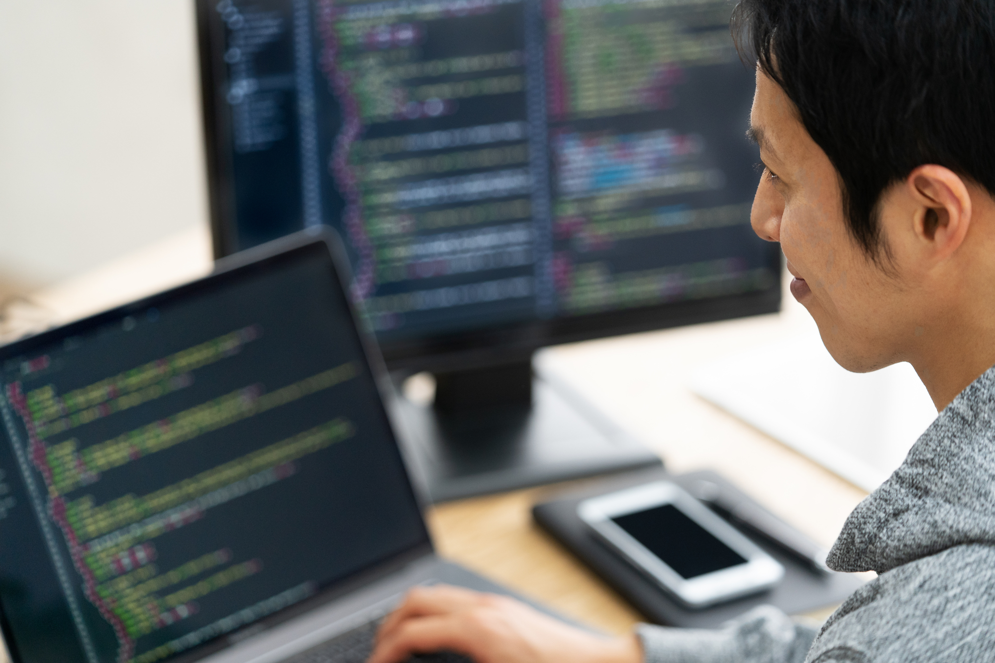 Webサイトのコーディング・開発作業の様子